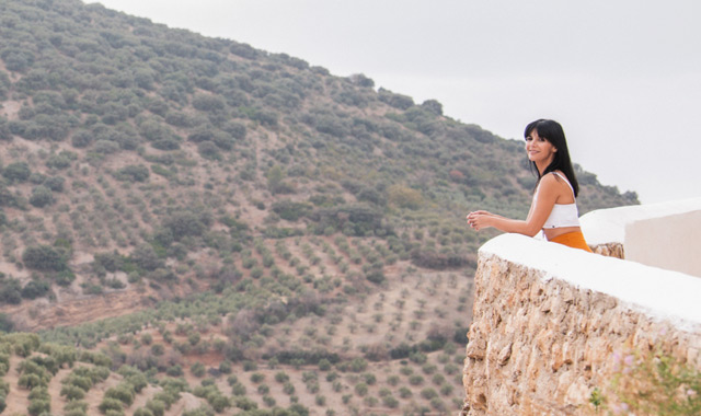 Maria Del Rio regardant un panorama